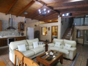 A seating area at Alojamientos Monteverde