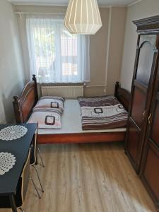Ένα ή περισσότερα κρεβάτια σε δωμάτιο στο Pokoje Zacisze Leśne