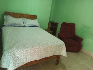 Een bed of bedden in een kamer bij Hostal Familiar Argeñal
