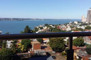 uitzicht op het water vanaf een balkon van een stad bij Departamento vista al rio 2 dormitorios, dos baños. Amplio y moderno in Posadas