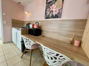 cocina con encimera de madera y microondas en Le Cocon, en Bayeux 10 fotos más