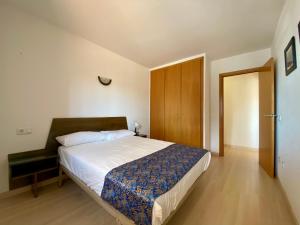 Postel nebo postele na pokoji v ubytování Vista Roses Mar - Apartamento con piscina II