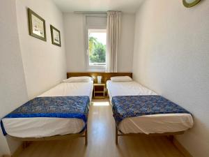 Postel nebo postele na pokoji v ubytování Vista Roses Mar - Apartamento con piscina II