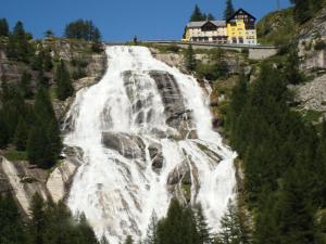 uma cascata no lado de uma montanha em Torre del Moro em Domodossola