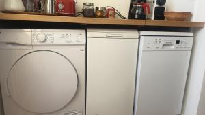 two washing machines in a kitchen with a counter at Bastia Appartement 3 chambres vue mer in Bastia
