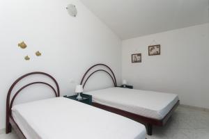 - 2 lits dans une chambre aux murs blancs dans l'établissement RS323 - Marcelli, bilocale fronte mare con spiaggia inclusa, à Marcelli