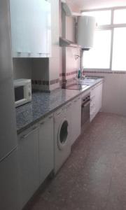 cocina con fregadero y lavadora en Apartamento en el centro de Malaga, en Málaga