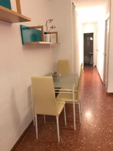 comedor con mesa y sillas en Apartamento en el centro de Malaga, en Málaga