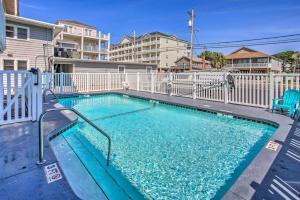 een zwembad met blauw water in een appartement bij Sunny Seaside Condo with View - Walk to Beach in Myrtle Beach