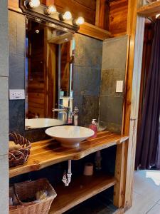 a bathroom with a sink and a mirror at Hoja Azul in Hojancha