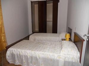 1 Schlafzimmer mit 2 Betten und einer Tür zu einem Schrank in der Unterkunft Peppe's home Tropea-Capo vaticano in Santa Domenica