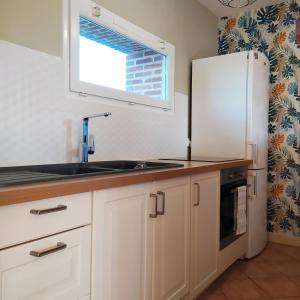 Кухня или мини-кухня в Gites et Spa - Manoir des Falaises
