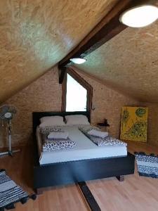 Un pat sau paturi într-o cameră la La Cabana