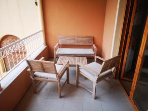 einen Balkon mit 2 Stühlen, einem Tisch und einem Bett in der Unterkunft Retiro de Levante in Santa Pola