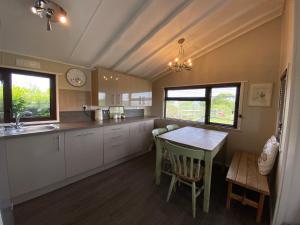 Ett kök eller pentry på Rew Farm Country & Equestrian Accommodation - Sunrise Lodge
