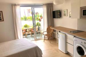 een keuken met een wasmachine en een tafel bij Modern & Spacious Studio Isla, Puerto Del Carmen in Tías