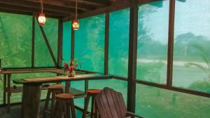 a room with a table and chairs and a large window at K'erenda Homet Reserva Natural in Puerto Maldonado +82 photos