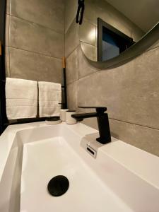 een badkamer met een witte wastafel en een spiegel bij Fátima Host 3AP6 in Fátima