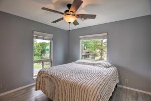 En eller flere senge i et værelse på Lakefront Home with Private Beach Access!