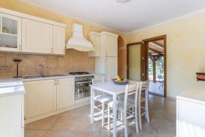 A kitchen or kitchenette at A charming country cottage + bikes and kayaks Még 37 kép