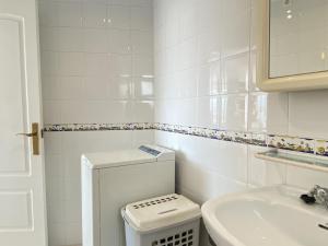 biała łazienka z toaletą i umywalką w obiekcie Coronado 73 Apartments Casasol w mieście Nerja +22 zdjęcia