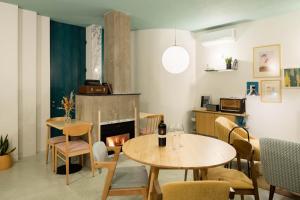 uma sala de estar com duas mesas e uma lareira em Covelo - The Original Rooms and Suites em Amarante
