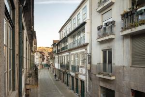 um beco numa cidade com edifícios em Covelo - The Original Rooms and Suites em Amarante