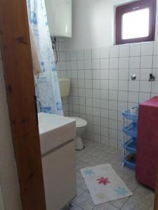 Vonios kambarys apgyvendinimo įstaigoje Domacinstvo Ubovic
