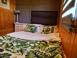 מיטה או מיטות בחדר ב-Domek Panorama