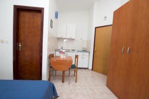 Gallery image of Studio Apartment in Duce with Sea View, Balcony, Air Conditioning, Wi-Fi (132-4) in Duće