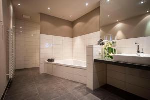 Koupelna v ubytování Müller´s Landhotel + 37 fotografií