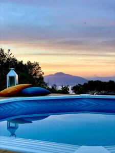 una piscina con almohadas encima en Family Villa in Sorrento Coast Pool & View, en SantʼAgata sui Due Golfi