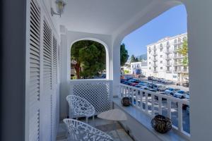 uma varanda com 2 cadeiras e vista para uma rua em MARBELLA BANUS SUITES - Iris Tropical Garden Banús Suite Apartment em Marbella
