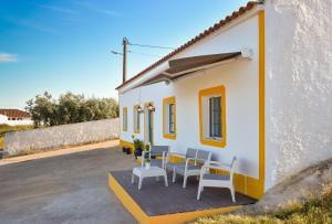 a small house with a table and chairs outside at Casa da Aldeia in Alcaria Ruiva