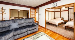 ein Wohnzimmer mit einem Sofa und einem Bett in der Unterkunft LOL - Vacation STAY 34627v in Hakodate