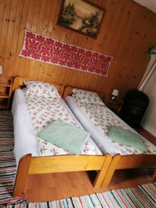 un letto in una camera di legno con avertisementatronatronstrazionstrationstrationstrationstrationstrationstrationstration di Kristaly vendeghaz a Rimetea