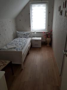 a small bedroom with a bed and a window at Gartenblick in Oldenburg