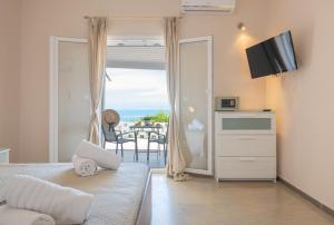 1 dormitorio con vistas al océano en Eden Sea view studios, en Mesongi