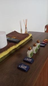 a wooden table with some food on top of a bed at Hostería La Chorrera in Quito