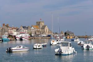 Un montón de barcos están atracados en un puerto en UN AIR D'ASIE, en Cherbourg-en-Cotentin