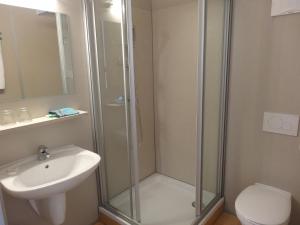 A bathroom at Hotel Wirt im Feld