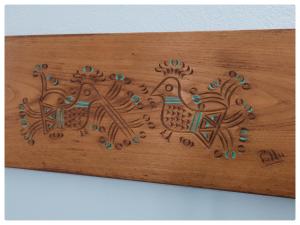 una scatola di legno con un dipinto di due uccelli di S’alba Noa a Quartu SantʼElena
