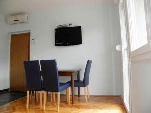 Televízia a/alebo spoločenská miestnosť v ubytovaní Apartment in Duce with sea view, balcony, air conditioning, Wi-Fi (4166-3)