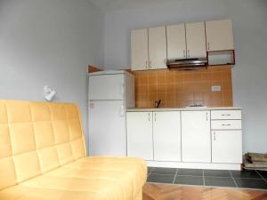 - une cuisine avec un canapé jaune dans l'établissement Apartment in Duce with sea view, balcony, air conditioning, Wi-Fi (4166-3), à Duće