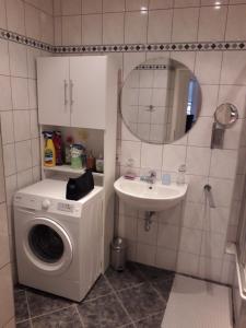 a bathroom with a washing machine and a sink at Ferienwohnung Chemnitz - Kaßberg in Chemnitz