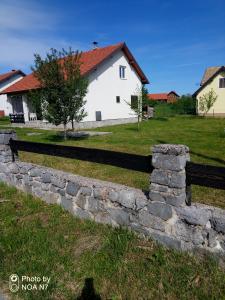 uma parede de pedra em frente a uma casa em Vacation House Loreta em Sveti Rok