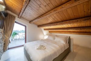 Postel nebo postele na pokoji v ubytování Borgo Baccile by Vini Fantini + 37 fotografií