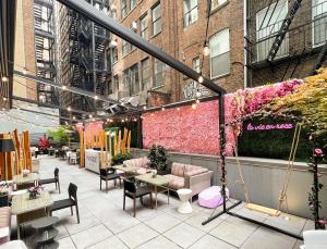 un patio avec des tables et des chaises dans un bâtiment dans l'établissement INNSiDE by Meliá New York Nomad, à New York