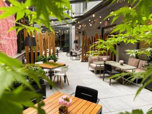 un restaurante con mesas, sillas y plantas en INNSiDE by Meliá New York Nomad, en Nueva York