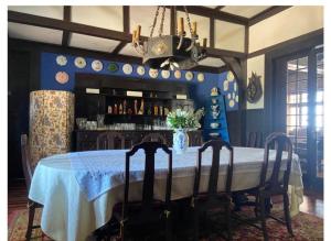 une salle à manger avec une table et un bar dans l'établissement Casa Wilson, à Zapallar